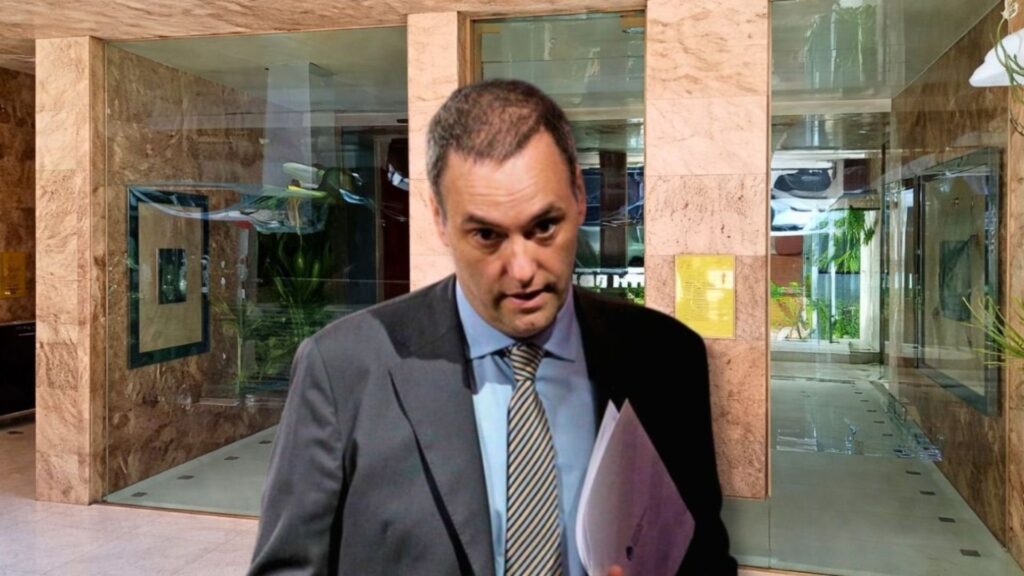 "Collage de Adorni, jefe de gabinete, con la entrada de un departamento que simboliza a la causa de corrupción del ministro por su enriquecimiento"