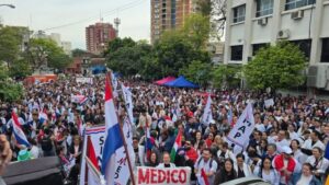 Masiva huelga de los médicos del sector público en Paraguay