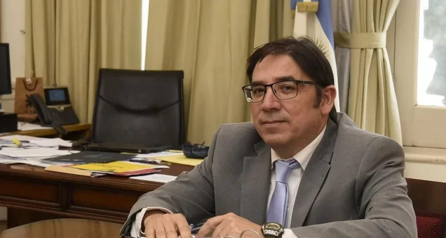 "Alejandro Álvarez, subsecretario de Políticas Universitarias de la Nación en su oficina."
