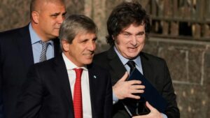 Milei defiende a Caputo mientras entrega el país al FMI