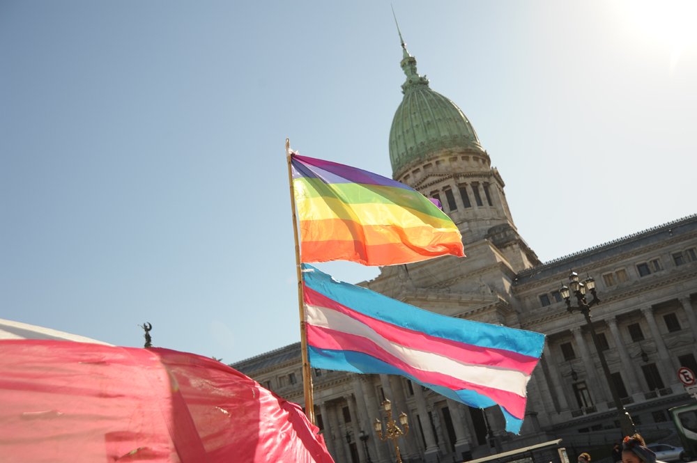 El gobierno de Milei avanza contra la identidad de las personas travestis trans
