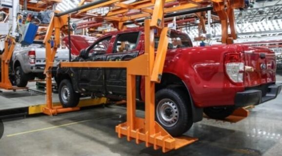 Ford baja la producción y comunica que “sobran” 400 trabajadores
