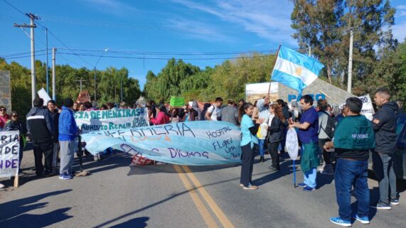 Río Negro: trabajadores de la salud cortan la ruta de arenas del fracking de Vaca Muerta