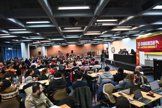 "Militantes del partido obrero debatiendo en el 30° congreso"