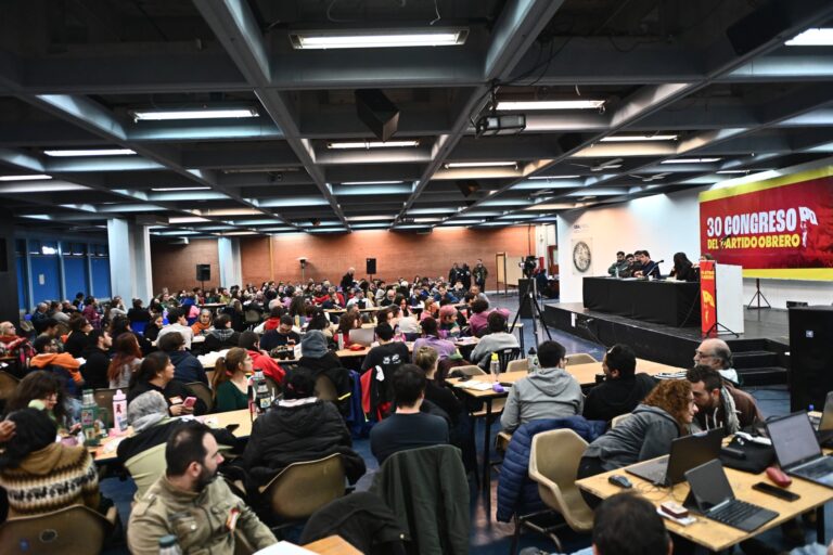 "Militantes del partido obrero debatiendo en el 30° congreso"