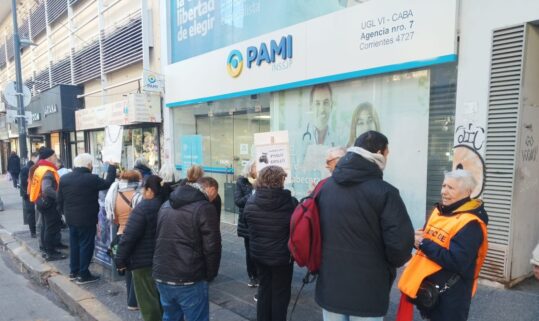Con una jornada de lucha en la oficina 7 del Pami, jubilados y vecinos construyen un comité unitario