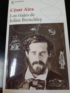 "Los viajes de Julius Brenchley", una oportuna novela de César Aira