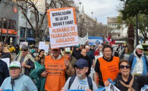 Acosado por la rebelión de judiciales, Llaryora baja aportes a la Caja de Jubilaciones de Córdoba