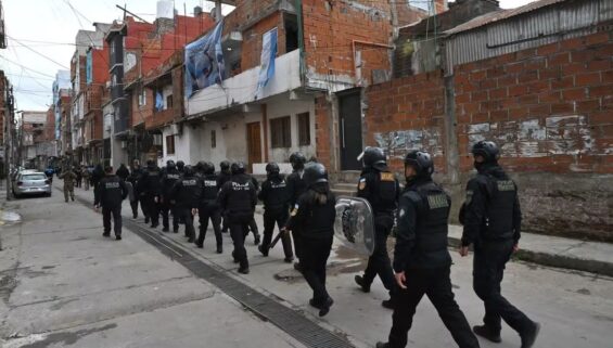 CABA: el barrio La Carbonilla se organiza contra los operativos racistas de Jorge Macri