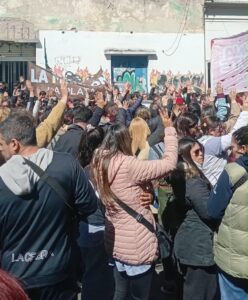 Más de 600 docentes movilizaron en La Plata contra los descuentos antihuelga de Kicillof