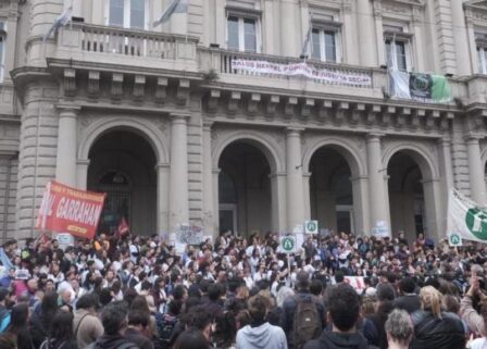 Lugones anuncia 1400 despidos en Salud