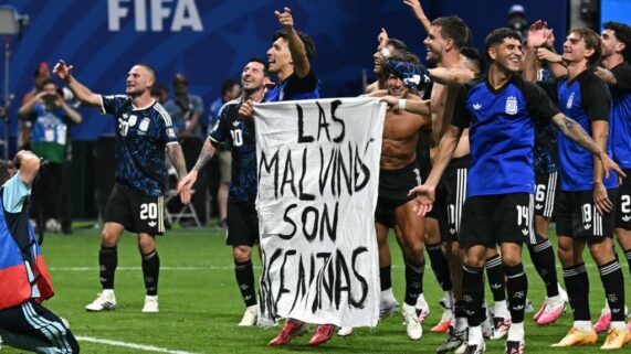 “Por Malvinas, por el Diego…”: la Selección Argentina dejó en offside a Milei