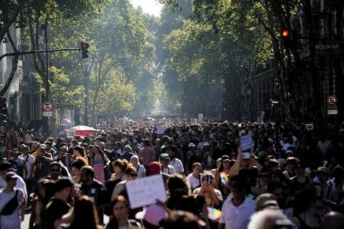Crece la bronca, todos a la calle