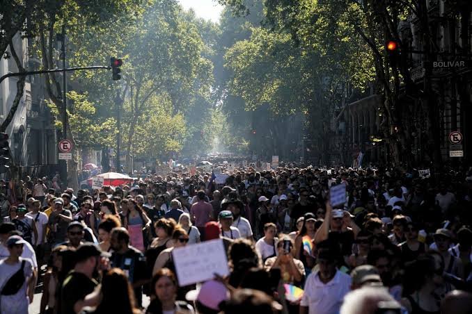 Crece la bronca, todos a la calle