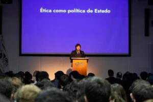 Milei llevó su cruzada oscurantista y antimarxista a las aulas de la ORT