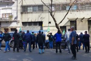 Vaciamiento, abuso de poder y despidos en la fábrica Multiposter de Víctor Santa María y Gisela Marziotta