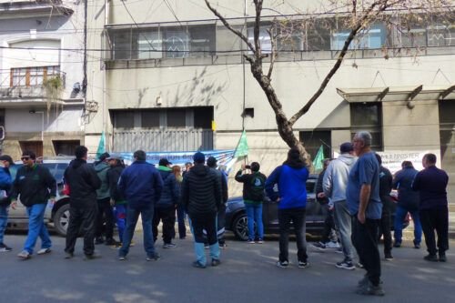 Vaciamiento, abuso de poder y despidos en la fábrica Multiposter de Víctor Santa María y Gisela Marziotta