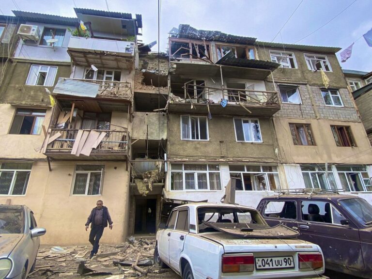 La euforia y la miseria por la guerra en Nagorno Karabaj - Reporteros