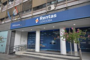 Cae la recaudación en Córdoba, consecuencia de la macro de Milei que Llaryora apoya