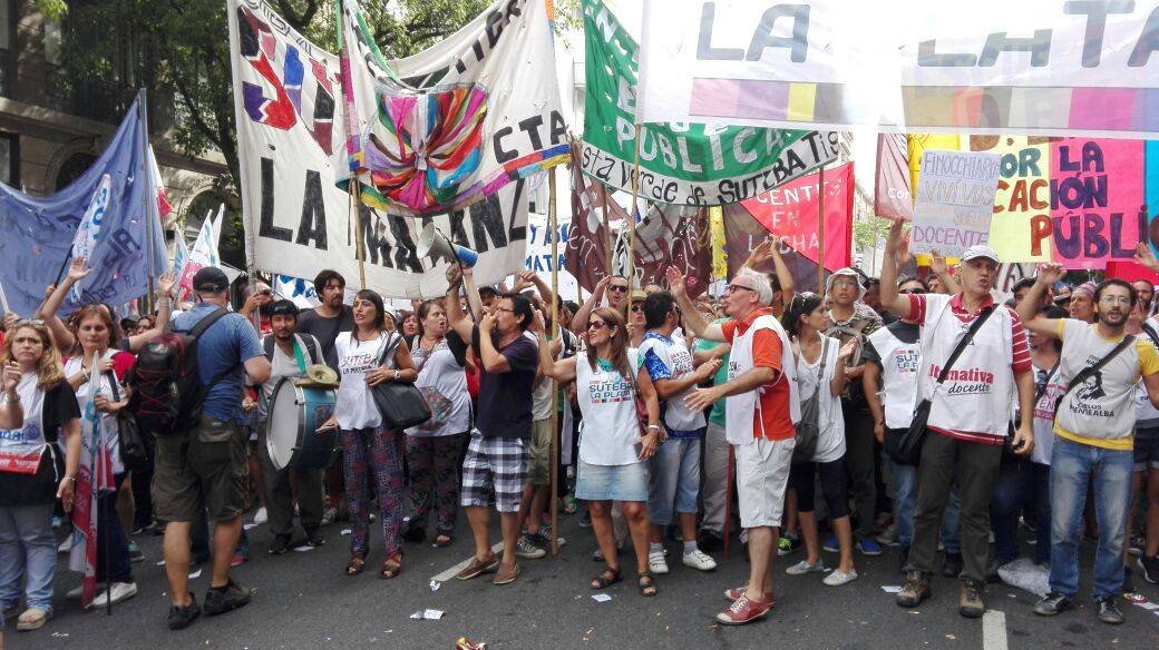 Milei redobla el ajuste contra la educación ante la parálisis de la burocracia de Yasky y Baradel