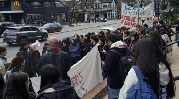San Isidro: los secundarios salen a las calles por calefacción en las escuelas