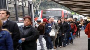 La inflación sigue comiendo el bolsillo popular, aunque el gobierno la festeje
