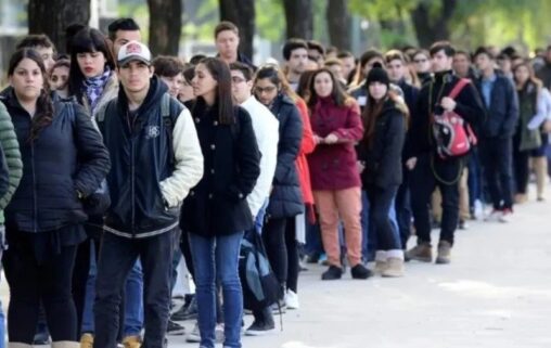 Endeudados: la crisis no es de "educación financiera" sino salarial