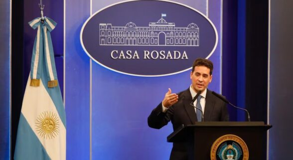 El "nacionalismo" de Milei es solo para perseguir a trabajadores y estudiantes, mientras remata el país al capital extranjero