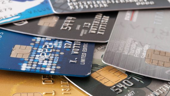 El gobierno encarece el uso de tarjetas y los créditos personales