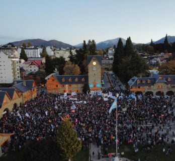 Bariloche: multitudinaria movilización en defensa de la universidad pública