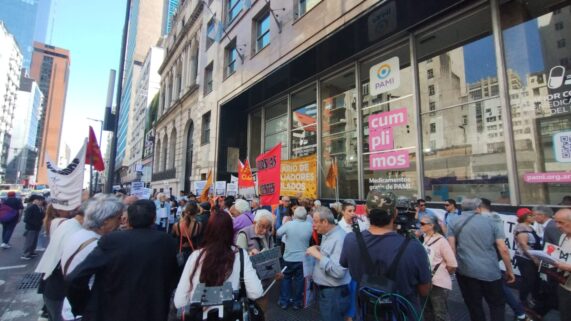 Trabajadores jubilados se movilizaron a la puerta del PAMI contra el ajuste en prestaciones y medicamentos