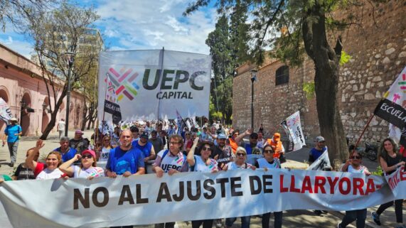 Docentes de Córdoba: expulsemos a la Celeste y a Llaryora de las escuelas