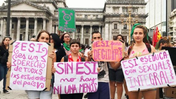 «Bienestar escolar y educación emocional»: una ley que busca el adoctrinamiento estatal y avanzar contra la ESI