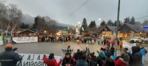 Villa La Angostura, cientos ganaron las calles contra la entrega de la tierra y los recursos naturales