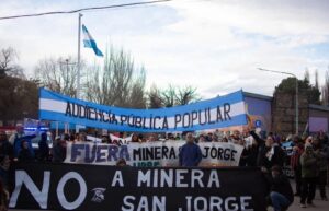 Mendoza: de un lado quienes abrazan y defienden el agua, del otro Cornejo en Paris ofertando los recursos naturales
