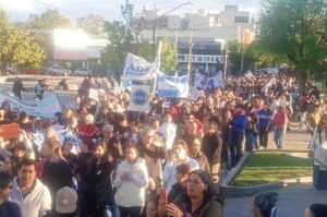 Neuquén: multitudinaria marcha en defensa de la universidad pública y contra el decreto 70/23