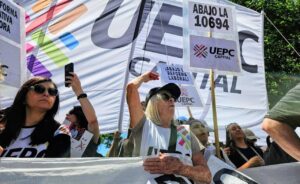 ¡Arriba las manos! El brutal saqueo de Llaryora a las jubilaciones en Córdoba