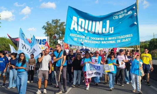 La asamblea extraordinaria de Adiunju votó redoblar el plan de lucha en defensa de la universidad