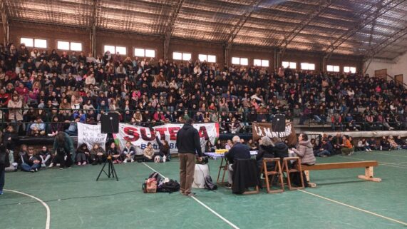 Bahía Blanca: masiva asamblea docente vota continuar la lucha junto a las seccionales Multicolor y la docencia