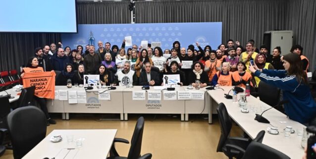 Enorme audiencia pública contra los 400 despidos en el Conicet