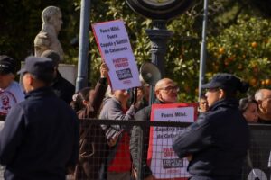 La visita de los ministros Caputo y Santilli a Catamarca, entre los acuerdos del PJ y el repudio de los trabajadores 