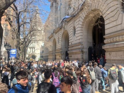 La toma del CNBA arranca un acta de compromiso a las autoridades
