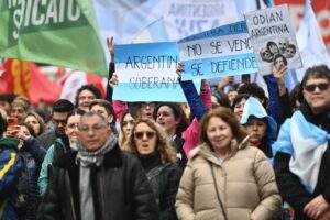Una multitud rechazó en Congreso la ley de inviolabilidad de la propiedad privada capitalista, a pesar de la represión