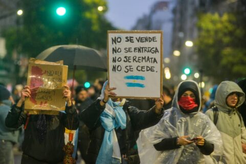 Contra las luchas obreras y para desalojar inquilinos: lo que aprobó el Senado de la ley de propiedad privada