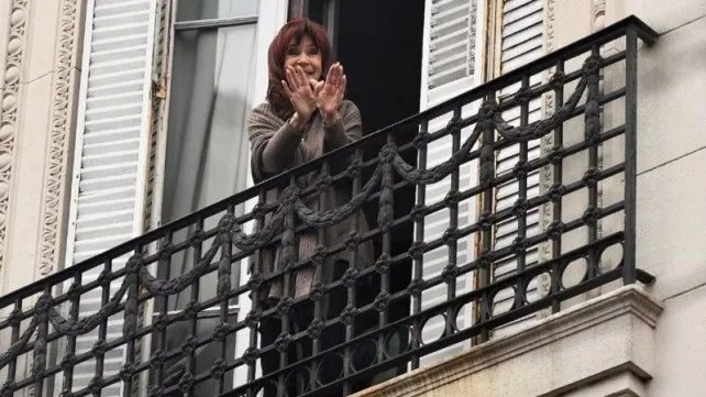 "Cristina Fernández de Kirchner saludando desde su balcón"