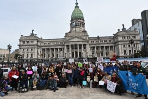La bronca sigue y la lucha también