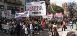 Miles de docentes copamos La Plata por el salario, contra los descuentos y los ataques a la educación pública de Kicillof
