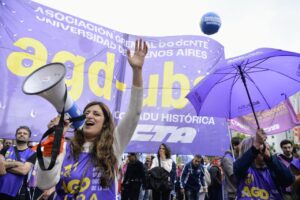 Nos pegan, se afanan mil palos verdes y entregan el país... ¿Quién los sostiene?