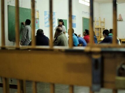 Educación en contexto de encierro: entre la precarización laboral y el abandono