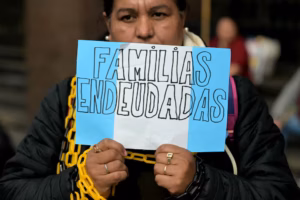 Ante el endeudamiento familiar, el oficialismo y la oposición patronal coinciden en rescatar a los bancos
